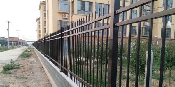 围墙栅栏为什么都选择锌钢护栏呢？